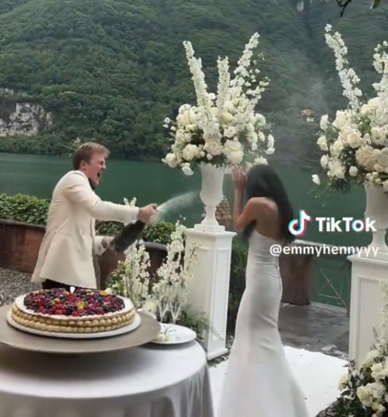 Коул Хеннеси облил невесту игристым во время свадьбы - кадры и детали скандала