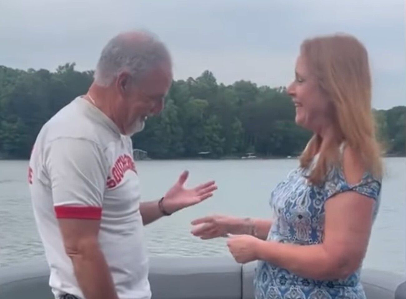 Девід та Ліза найняли команду дайверів, щоб ті підняли з дна символ їхнього кохання Девід та Ліза найняли команду дайверів, щоб ті підняли з дна символ їхнього кохання