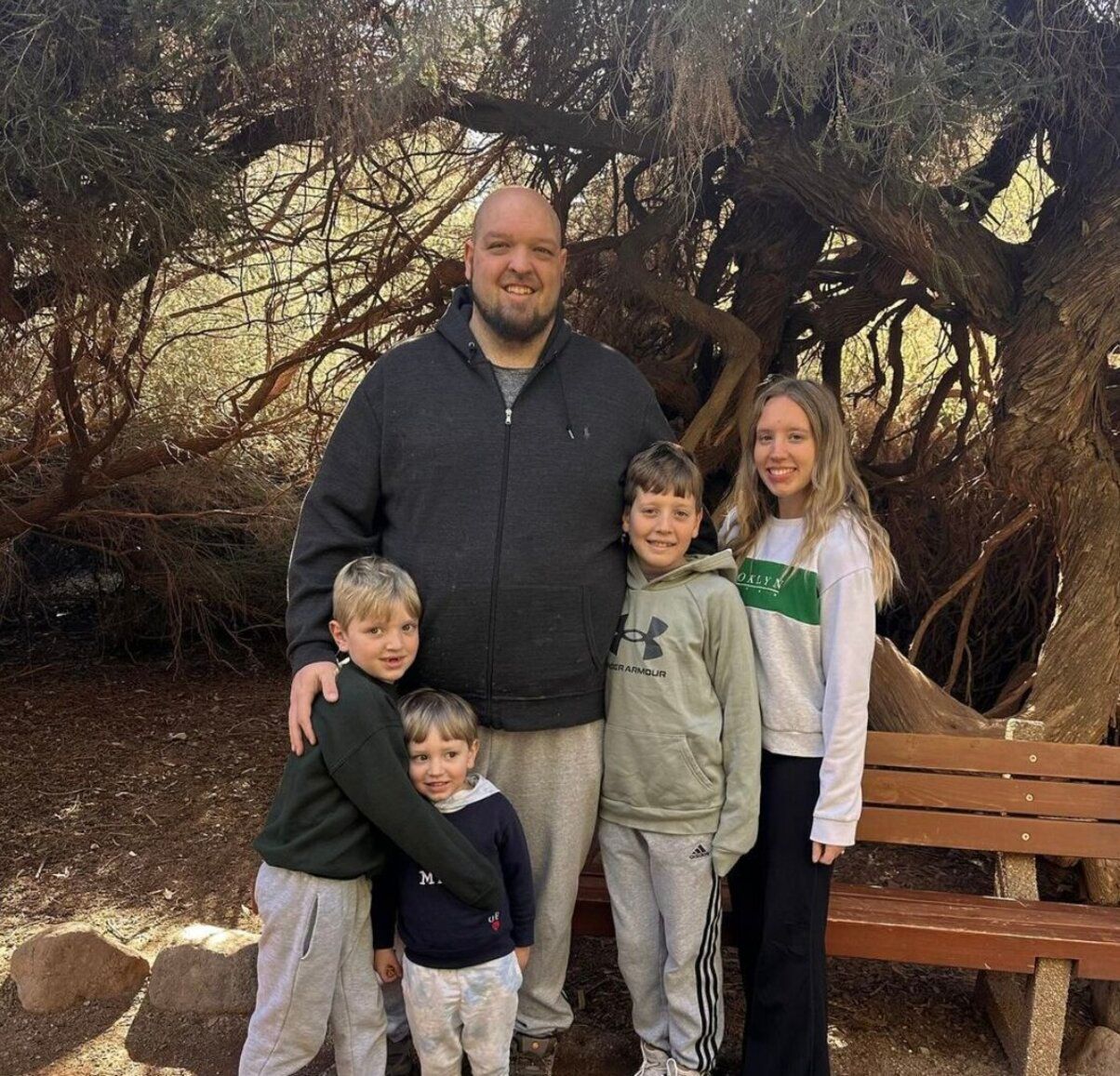 Хрупкую женщину путают с ребенком ее мужа - фото нестандартных супругов Хрупкую женщину путают с ребенком ее мужа - фото нестандартных супругов