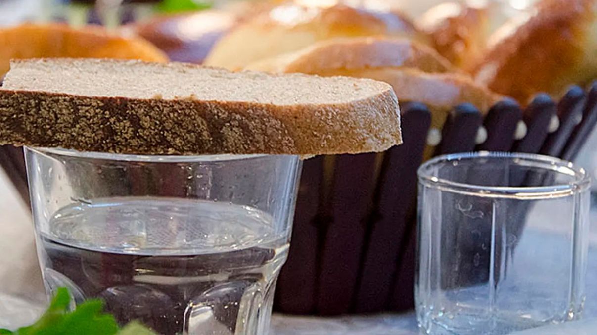 Почему на поминках запрещено чокаться рюмками Почему на поминках запрещено чокаться рюмками