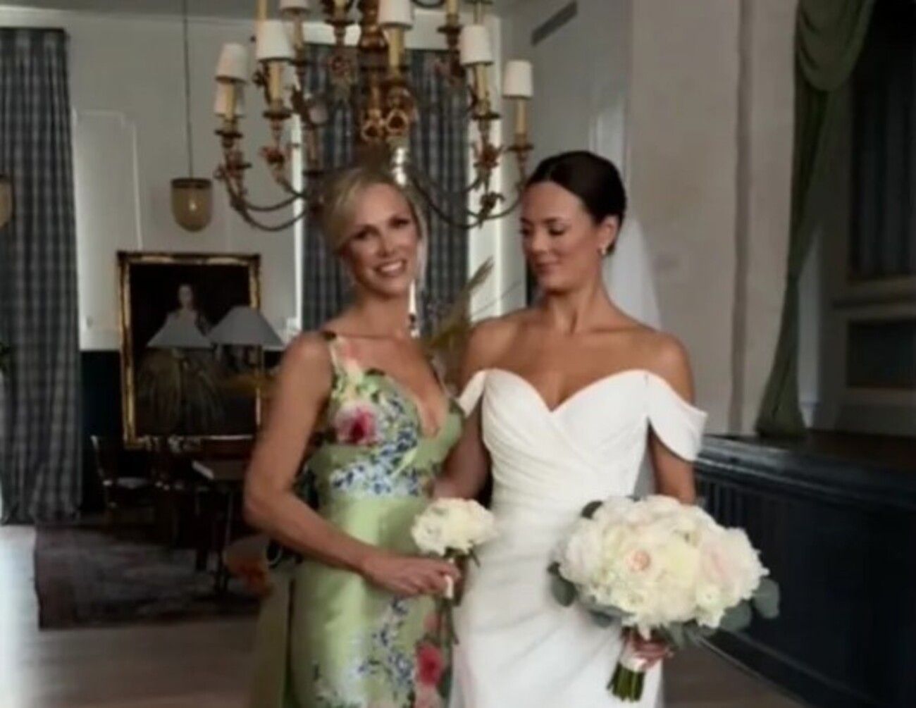 Неприятные ситуации на свадьбе - мама своим платьем затмила дочь-невесту Неприятные ситуации на свадьбе - мама своим платьем затмила дочь-невесту