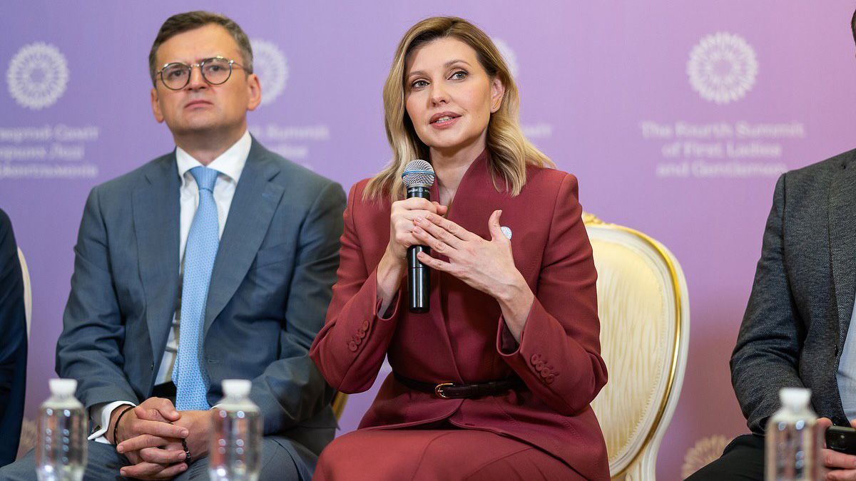 Елена Зеленская в бордовом костюме Елена Зеленская в бордовом костюме