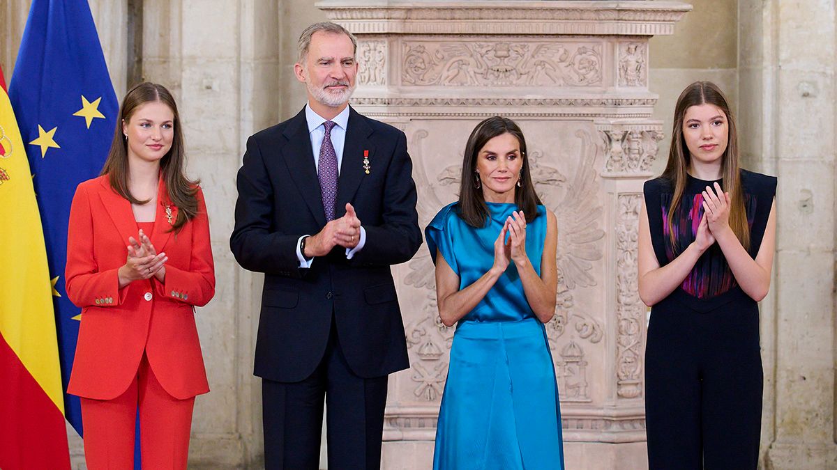 Королева Летиція з доньками та чоловіком Королева Летиція з доньками та чоловіком