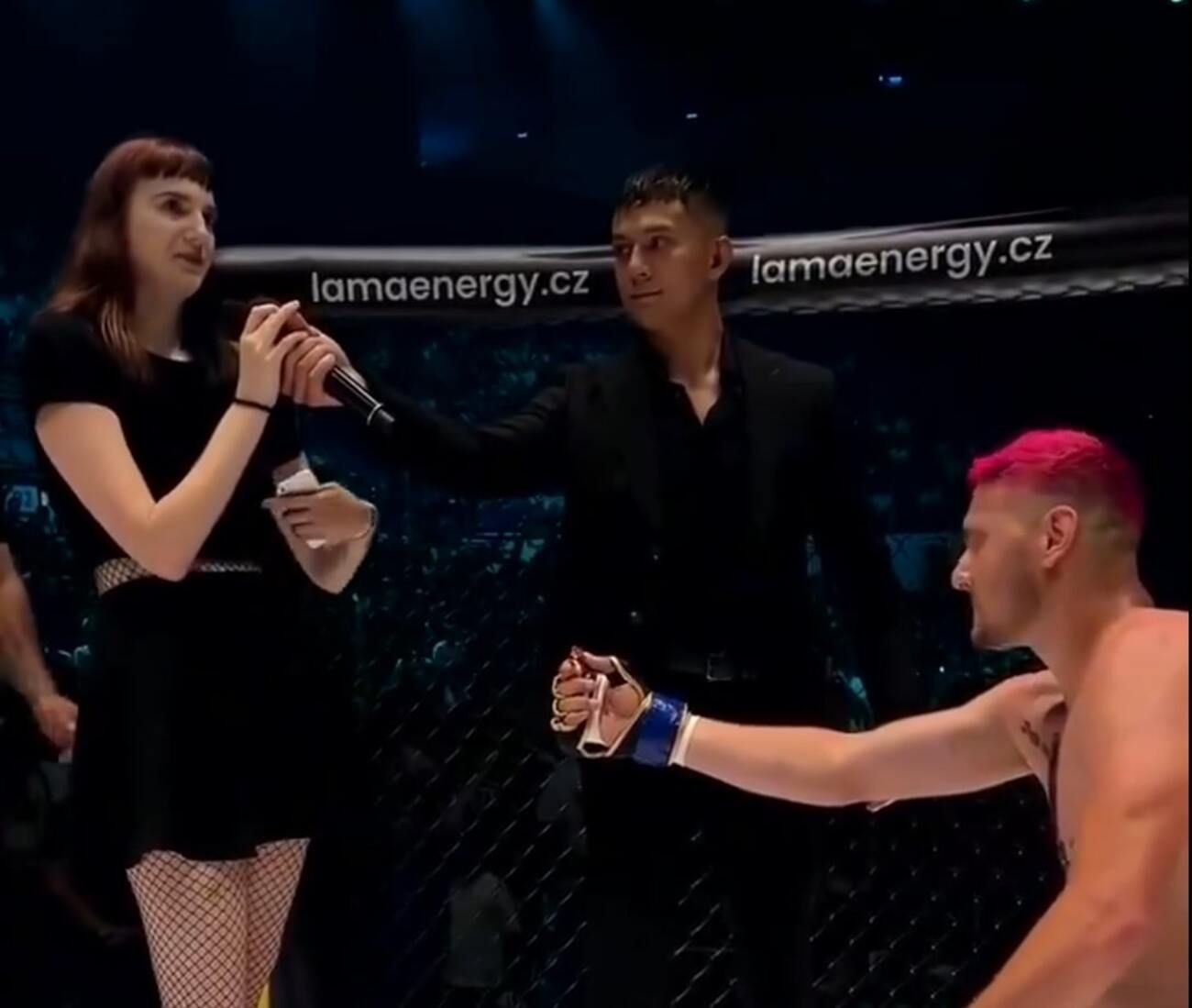 Лукаш Буковац освідчився дівчині після поразки на рингу й почув відмову - відео Лукаш Буковац освідчився дівчині після поразки на рингу й почув відмову - відео