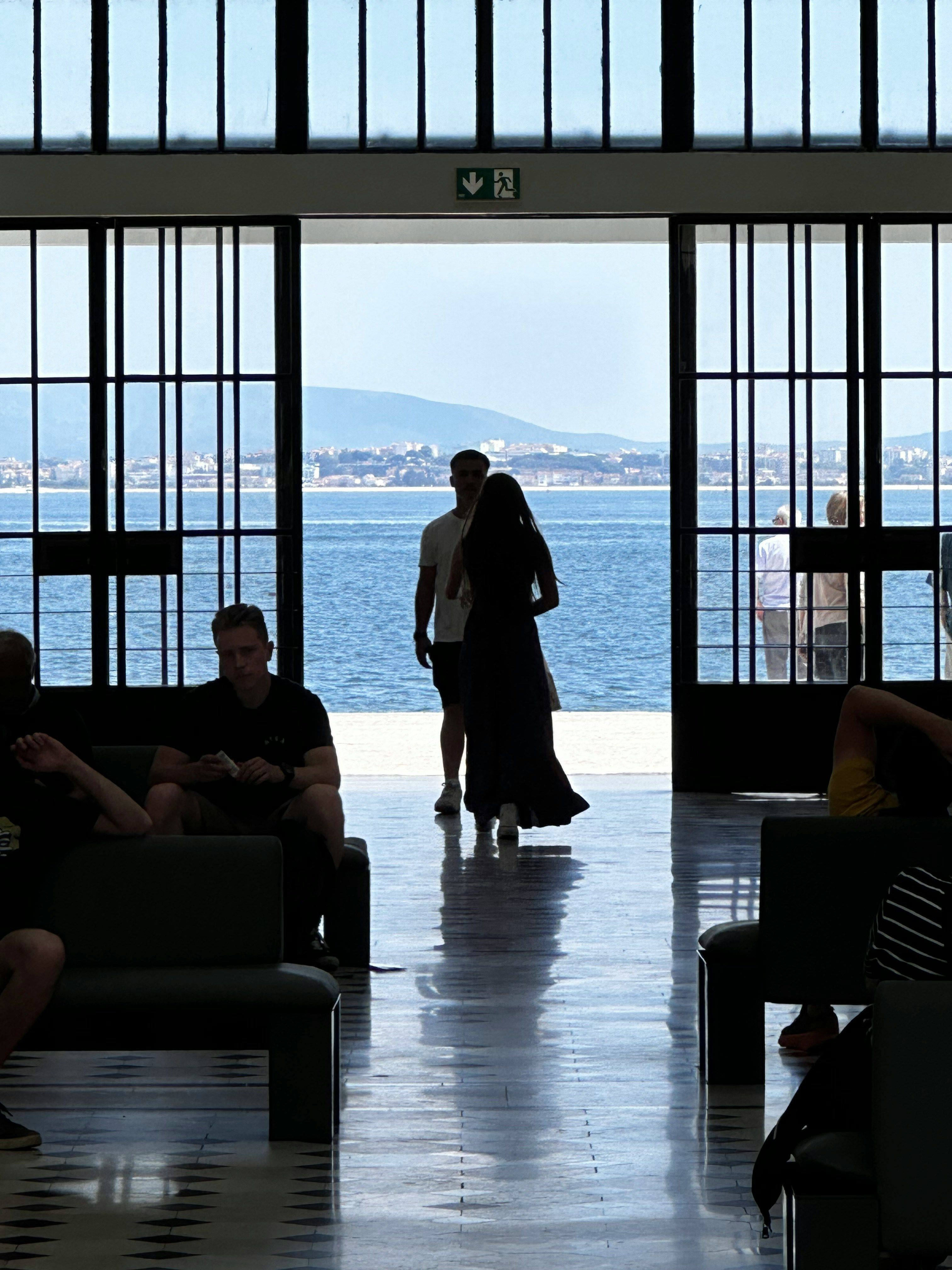 Романтические моменты в аэропорту - пилот развернул самолет, чтобы пассажир вернулся к любимой Романтические моменты в аэропорту - пилот развернул самолет, чтобы пассажир вернулся к любимой