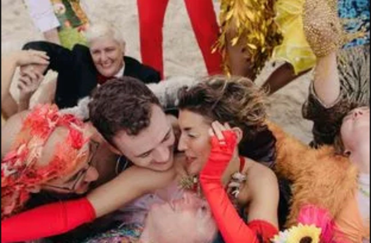 Самая неожиданная свадьба в мире - Карли Саре из Австралии вышла замуж сразу за 60 человек