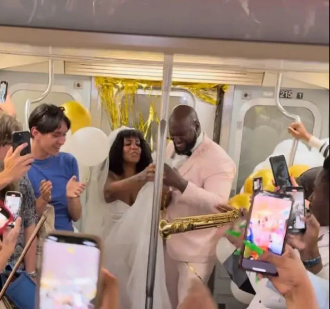 Необычные идеи для свадьбы - жених устроил любимой свадьбу в метро Необычные идеи для свадьбы - жених устроил любимой свадьбу в метро