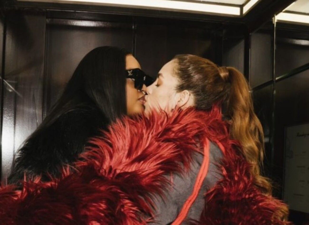 Дочь президента Камеруна Бренда Бия опубликовала фото поцелуя с Лайонс Валенсой Дочь президента Камеруна Бренда Бия опубликовала фото поцелуя с Лайонс Валенсой