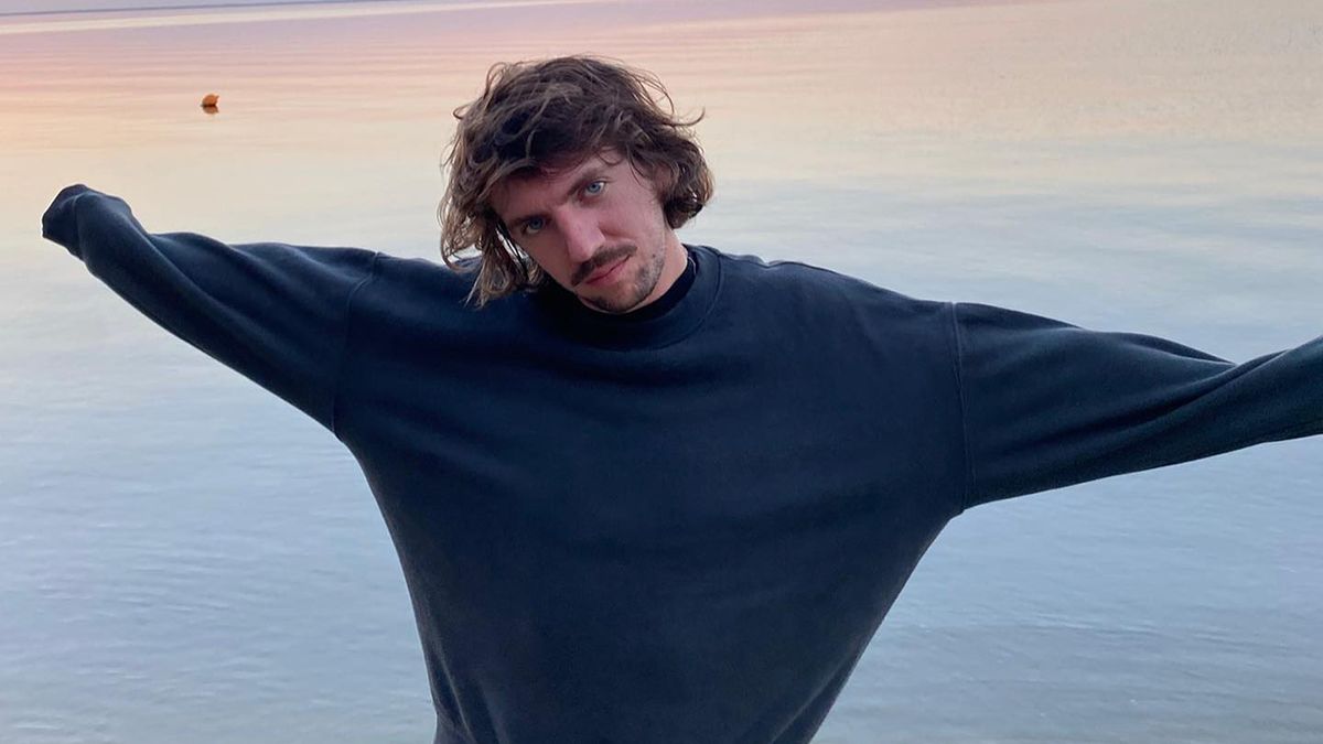 Відомий дизайнер капелюхів зробив пожертву Відомий дизайнер капелюхів зробив пожертву