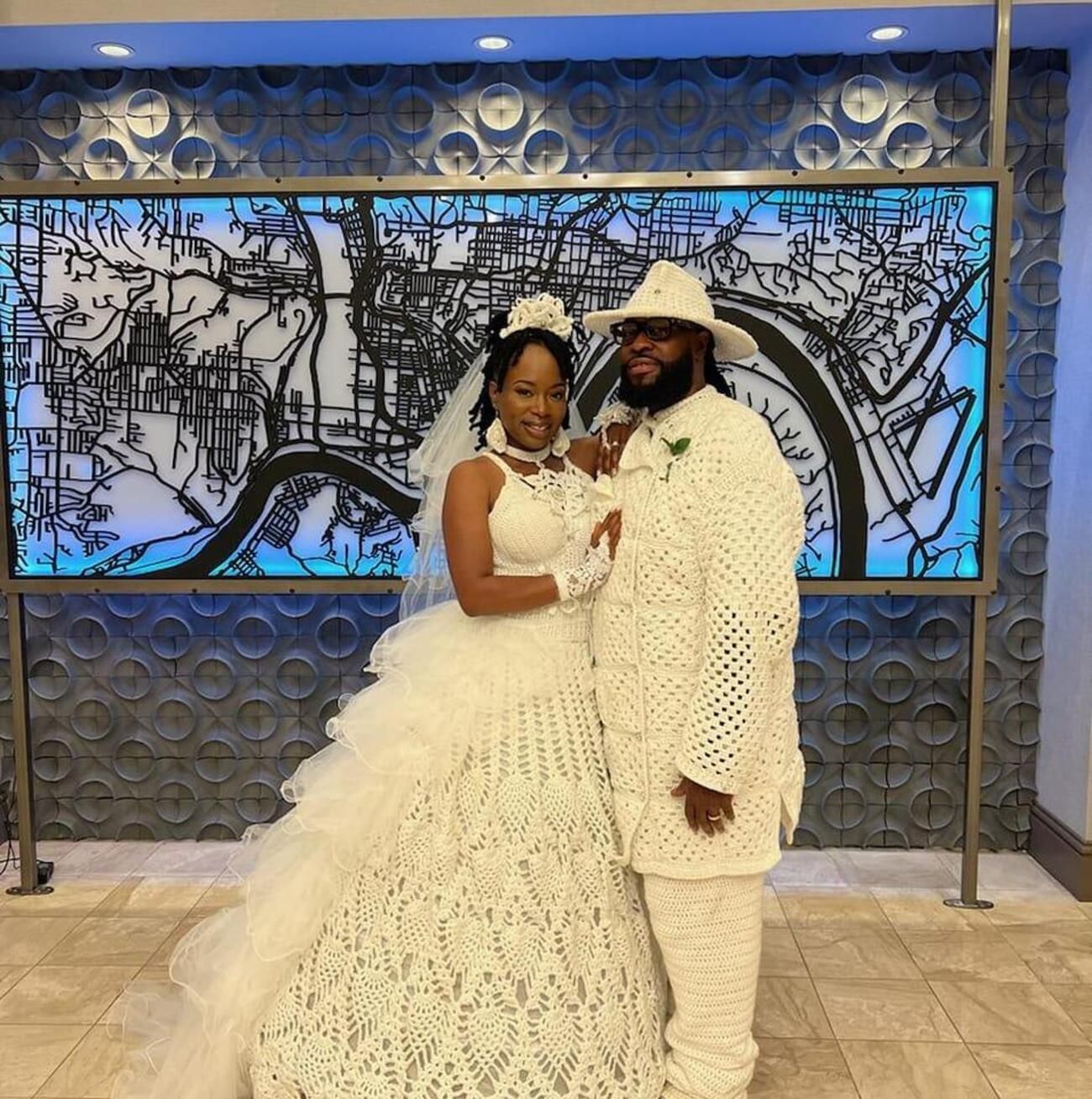 Дизайнерка Тимеші Тріггс зв'язала гачком весільну сукню та смокінг для нареченого Дизайнерка Тимеші Тріггс зв'язала гачком весільну сукню та смокінг для нареченого