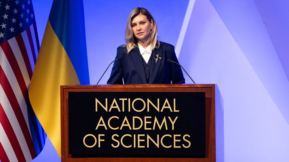 Елена Зеленская в синем костюме Елена Зеленская в синем костюме