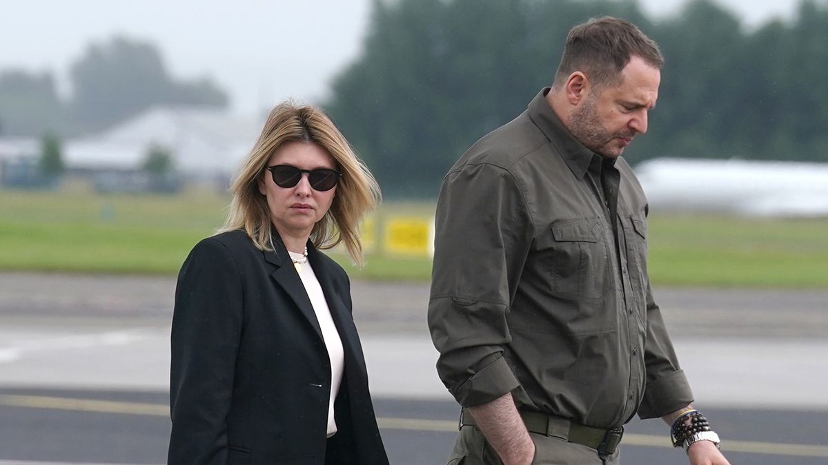 В черном костюме и сумке Kachorovska: Елену Зеленскую подловили в аэропорту в Ирландии - Fashion В черном костюме и сумке Kachorovska: Елену Зеленскую подловили в аэропорту в Ирландии - Fashion