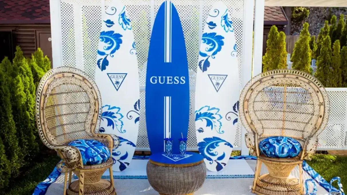Guess открыл пляж в России Guess открыл пляж в России