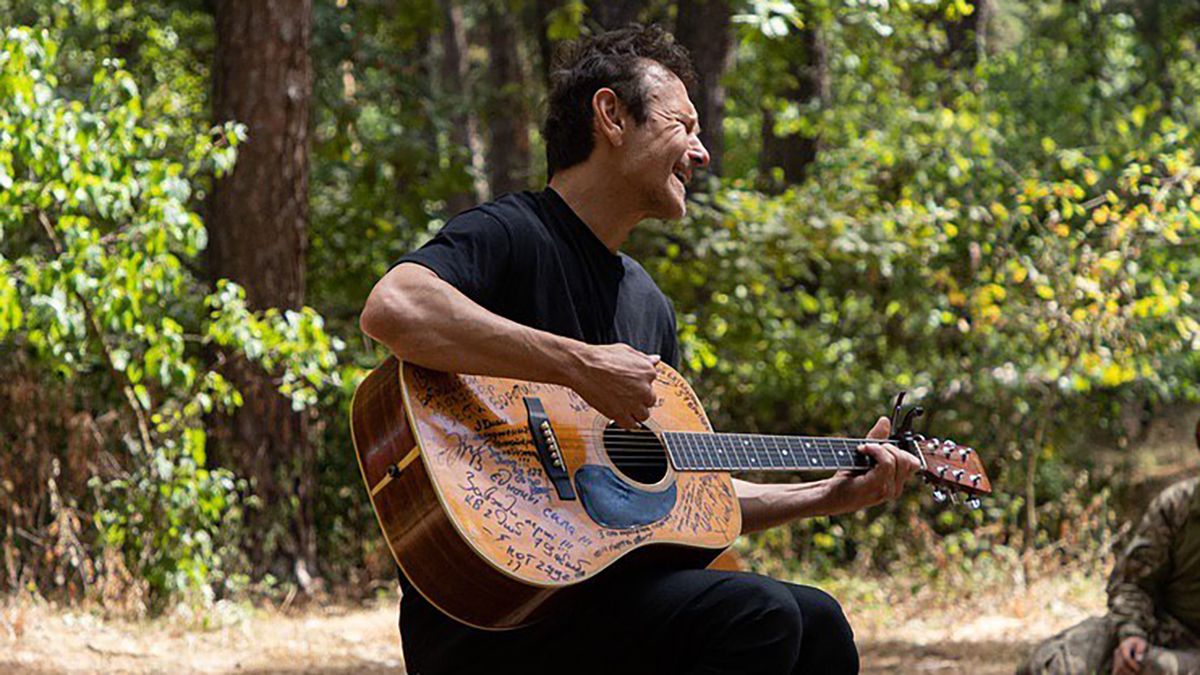 Вакарчук надел футболку с дырками Вакарчук надел футболку с дырками