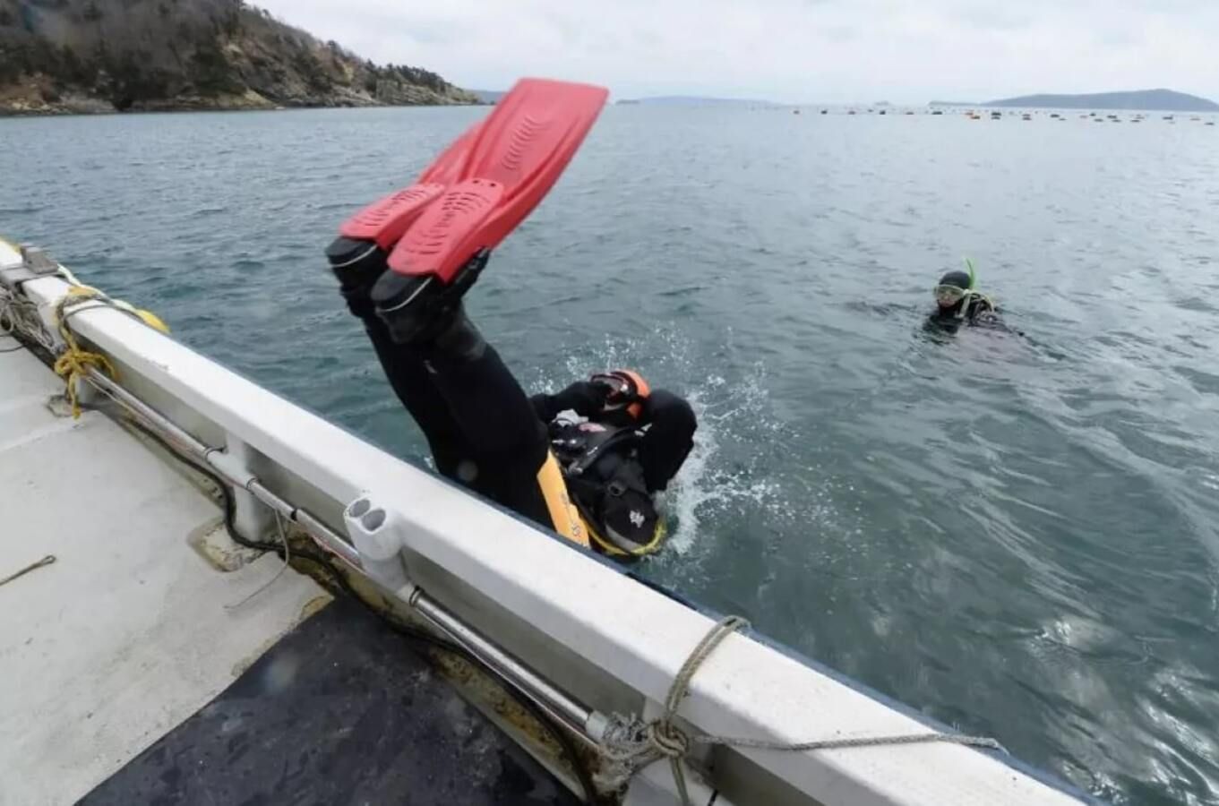 Ясуо Такамацу еженедельно ныряет на дно, чтобы найти свою жену Юко Ясуо Такамацу еженедельно ныряет на дно, чтобы найти свою жену Юко
