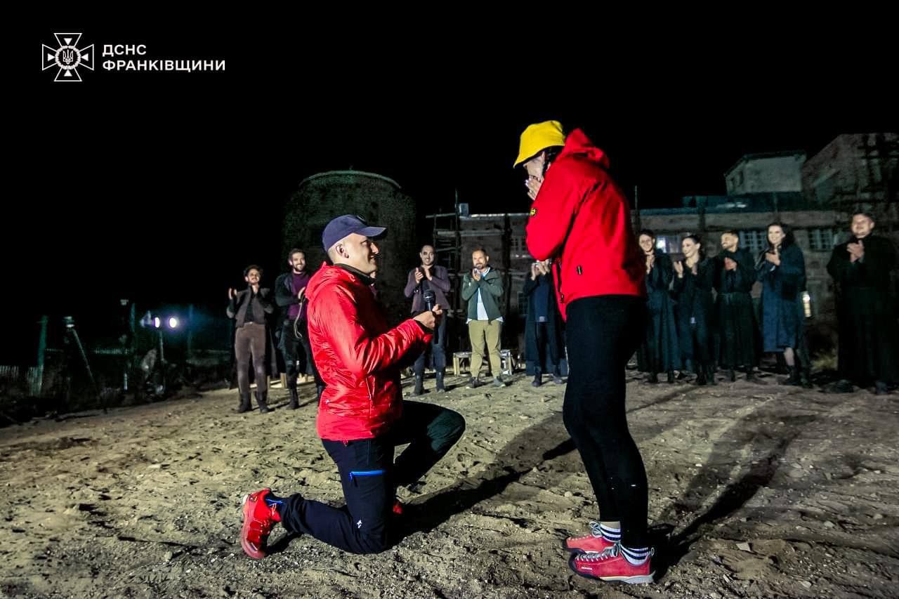 Рятувальник Владислав Грибович освідчився коханій Христині на вершині гори Піп Іван Рятувальник Владислав Грибович освідчився коханій Христині на вершині гори Піп Іван