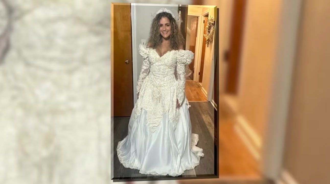 Наречена обрала мамину сукню для весілля, але була шокована, коли відкрила коробку Наречена обрала мамину сукню для весілля, але була шокована, коли відкрила коробку
