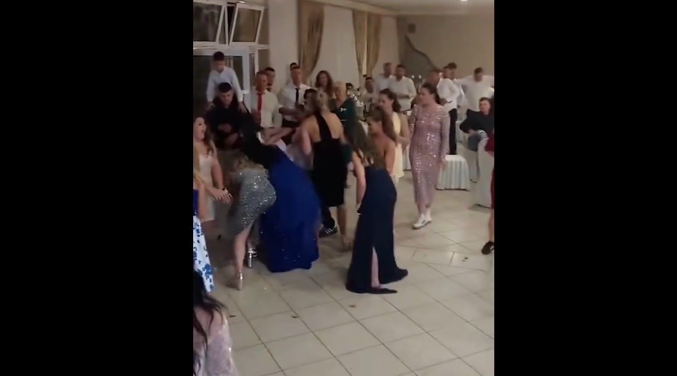 Драки на свадьбе - подруги невесты подрались за букет - видео Драки на свадьбе - подруги невесты подрались за букет - видео