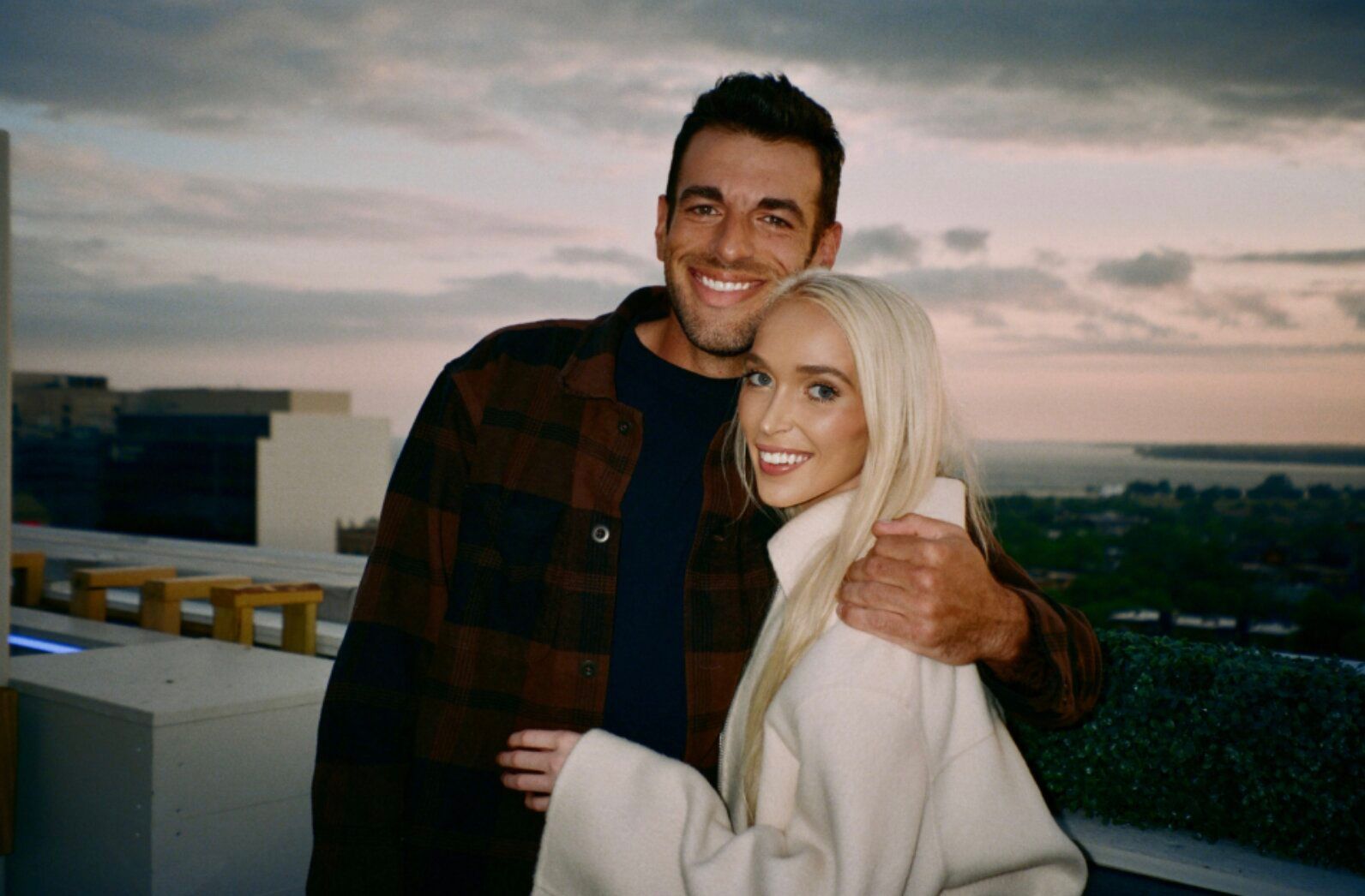 Девушка вызвала мастера для мебели, а теперь выходит за него замуж Девушка вызвала мастера для мебели, а теперь выходит за него замуж