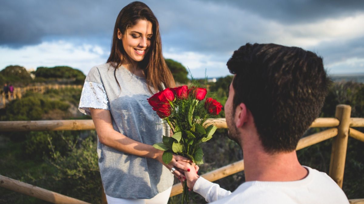 Должен ли мужчина дарить цветы женщине без повода Должен ли мужчина дарить цветы женщине без повода