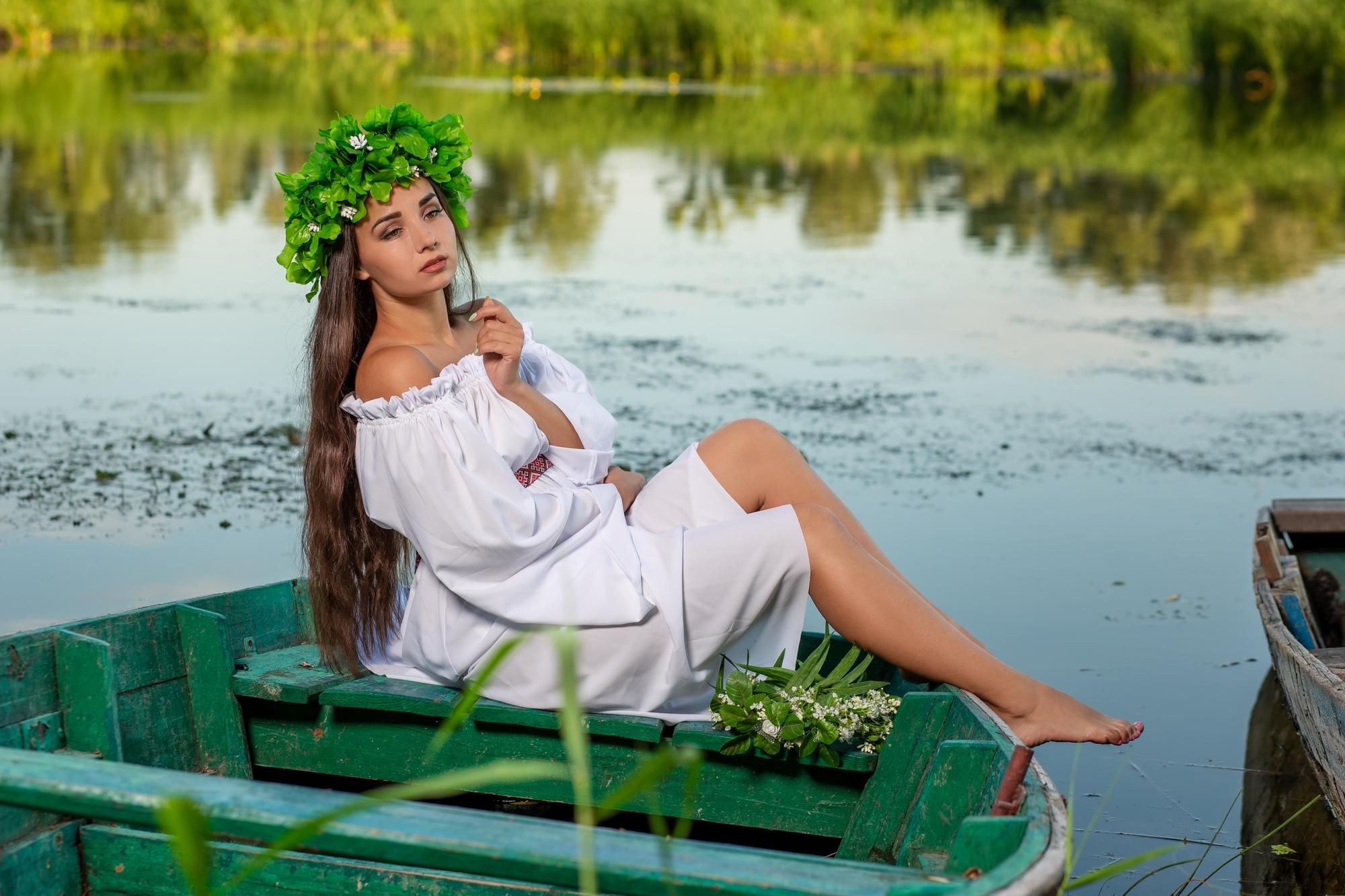 Девушка на лодке с венком на голове