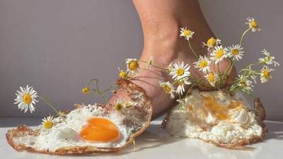 Обувь из жареного яйца и цветов: Елизавета Литовка создает странные произведения искусства