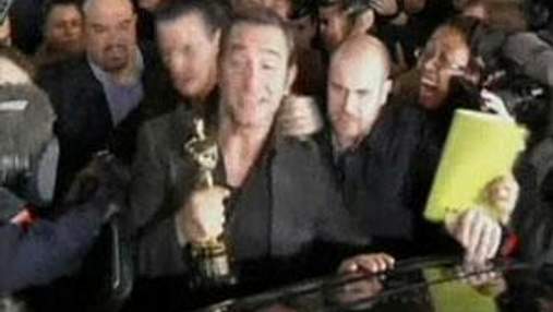 Французький актор Жан Дюжарден привіз "Оскар" на батьківщину 