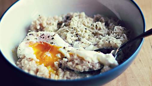 Що приготувати на сніданок: вівсянка з яєчнею 