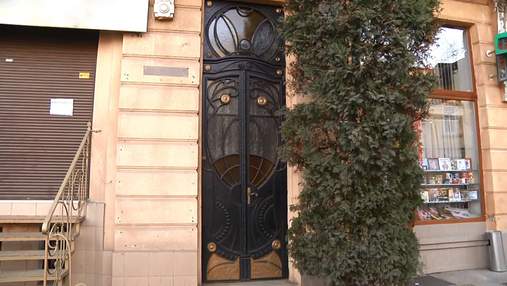 Благодійна реставрація: активісти рятують старовинні двері Івано-Франківська