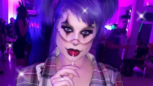 Співачка Келлі Осборн підкреслила бюст у костюмі клоуна на вечірці Періс Гілтон: фото