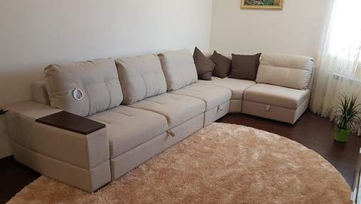 Интерьер гостиной с угловым диваном: преимущества и виды наполнителей