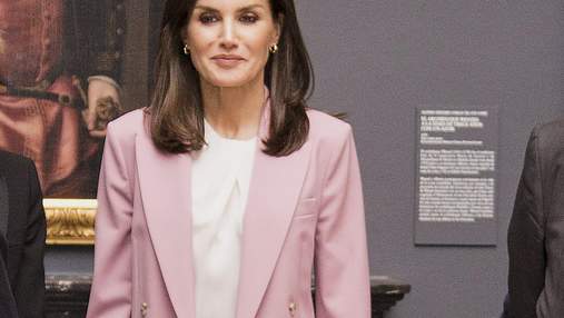 У рожевому костюмі Hugo Boss: стильний образ іспанської королеви Летиції