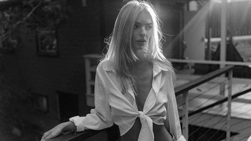 В расстегнутой рубашке: блондинка Эмили Ратаковски похвасталась обнаженной грудью – фото