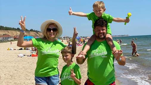 На пляжі в однакових футболках: Ірина Федишин із сім'єю відсвяткувала річницю весілля друзів