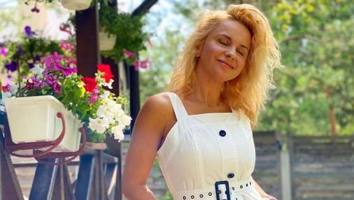У білих шортах та блузці: Лілія Ребрик продемонструвала бездоганний літній образ – фото 