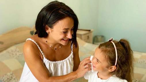 Быть мамой – самая важная миссия: беременная Илона Гвоздева очаровала фотографиями с дочкой