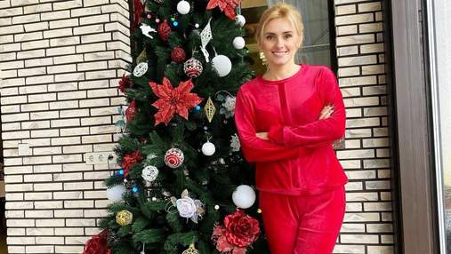 В малиновом костюме: Ирина Федишин показала домашний образ возле елки – фото