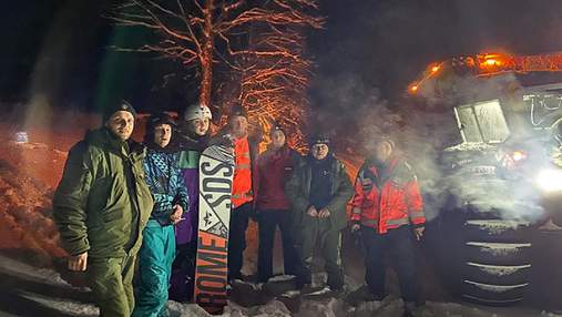 Каталися на сноубордах і заблукали: у Карпатах довелося рятувати 5 туристів – фото