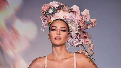 В ожидании весны: женственная Ким Кардашян очаровала новой фотосессией в рекламе косметики