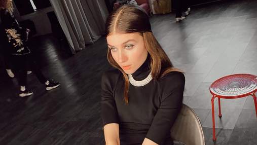 Jerry Heil снялась в фотосессии для Vogue в длинном платье с глубоким вырезом: эффектное фото