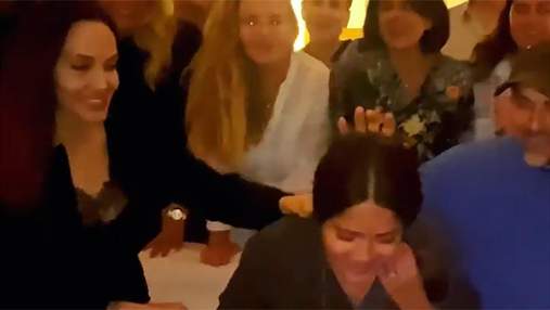 Сальма Гаєк відсвяткувала ювілей з Анджеліною Джолі, яка ткнула її обличчям у торт