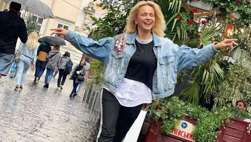 Лилия Ребрик прогулялась по дождевому Львову в стильном образе: фото звезды