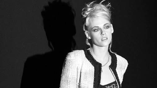 Зачіска і макіяж з 90-х: Крістен Стюарт вразила б'юті-образом на показі Chanel – яскраві фото
