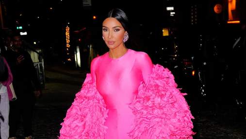 Total pink: Ким Кардашян сменила черную одежду на розовый пуховик и шубу из перьев: фото