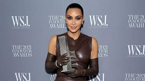 Ким Кардашян на светском мероприятии в кожаном платье и длинных перчатках: взрывной аутфит