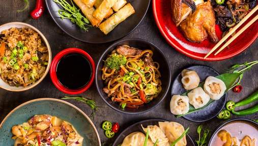 Три легкі страви азійської кухні: локшина з курячими стегнами, неми та рис з крильцями