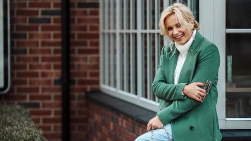 Лилия Ребрик восхитила изящным аутфитом в зеленом пальто: миловидные фото