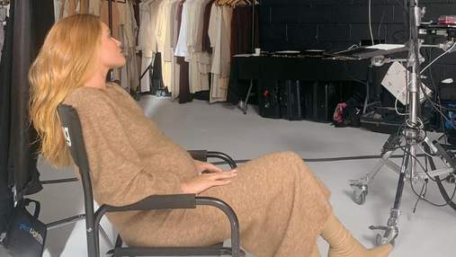 Трикотажна сукня і бежеві чоботи: вагітна Розі Гантінгтон-Вайтлі демонструє ідеальний образ