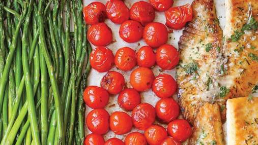 Запекаем тиляпию на обед: рецепт со спаржей и томатами